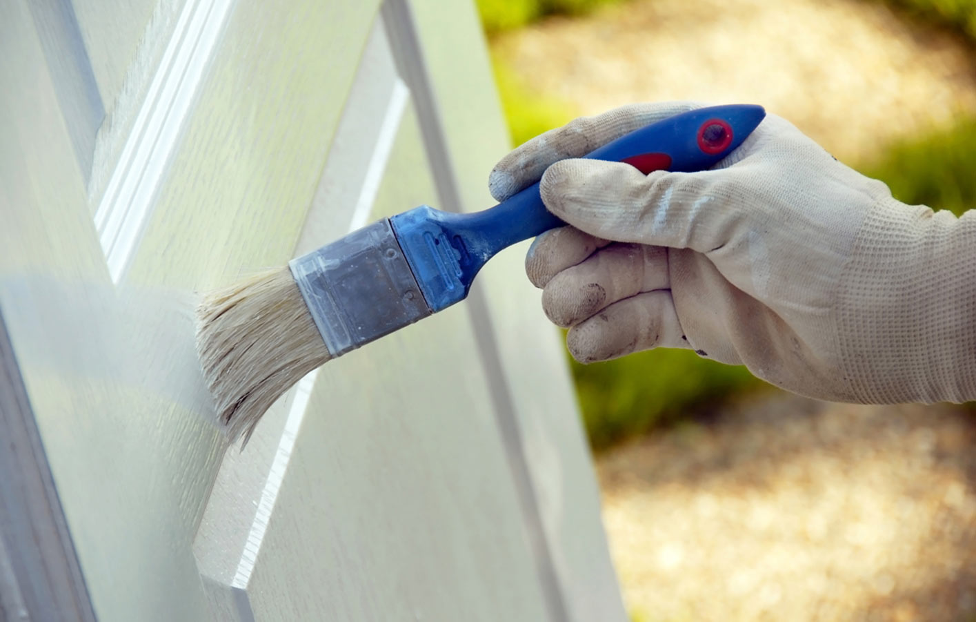 Eine Holztür mit frischer Holzlasur, die vor Witterung und Abnutzung schützt.